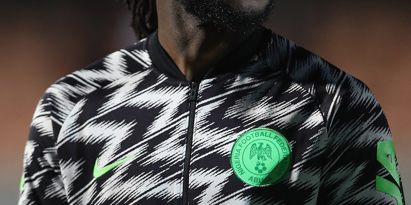 Victor Moses, esterno del Chelsea, durante gli inni prima dell'amichevole Nigeria-Serbia (Matthew Lewis/Getty Images)