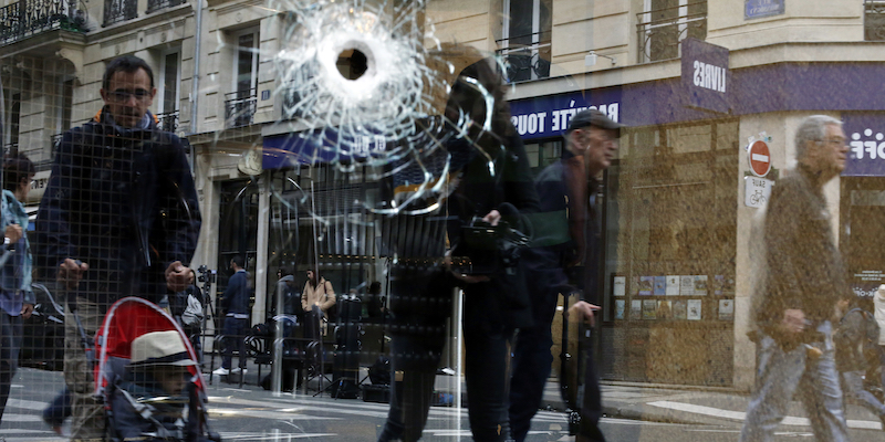 Un foro di proiettile nella vetrina di un bar di Parigi vicino a dove la sera del 12 maggio un uomo ha accoltellato varie persone prima di essere ucciso dalla polizia, il 13 maggio 2018 (AP Photo/Thibault Camus)