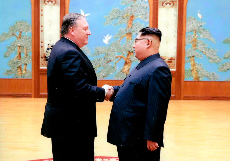 Mike Pompeo e Kim Jong-un durante il loro incontro lo scorso 26 aprile. (White House via AP)