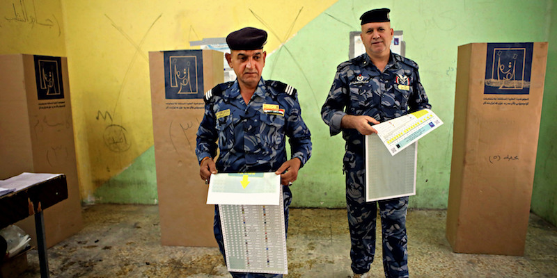 Due poliziotti iracheni a un seggio elettorale (AP Photo/Nabil al-Jurani)