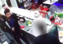 Il video dell'aggressione in un bar di Roma nel giorno di Pasqua