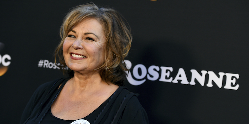 La serie tv americana “Roseanne” è stata cancellata perché la sua ideatrice ha scritto un tweet razzista contro un’ex consigliera di Obama
