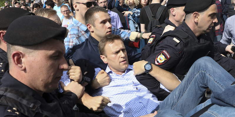 Alexei Navalny portato via dalla polizia a Mosca, 5 maggio (AP Photo)