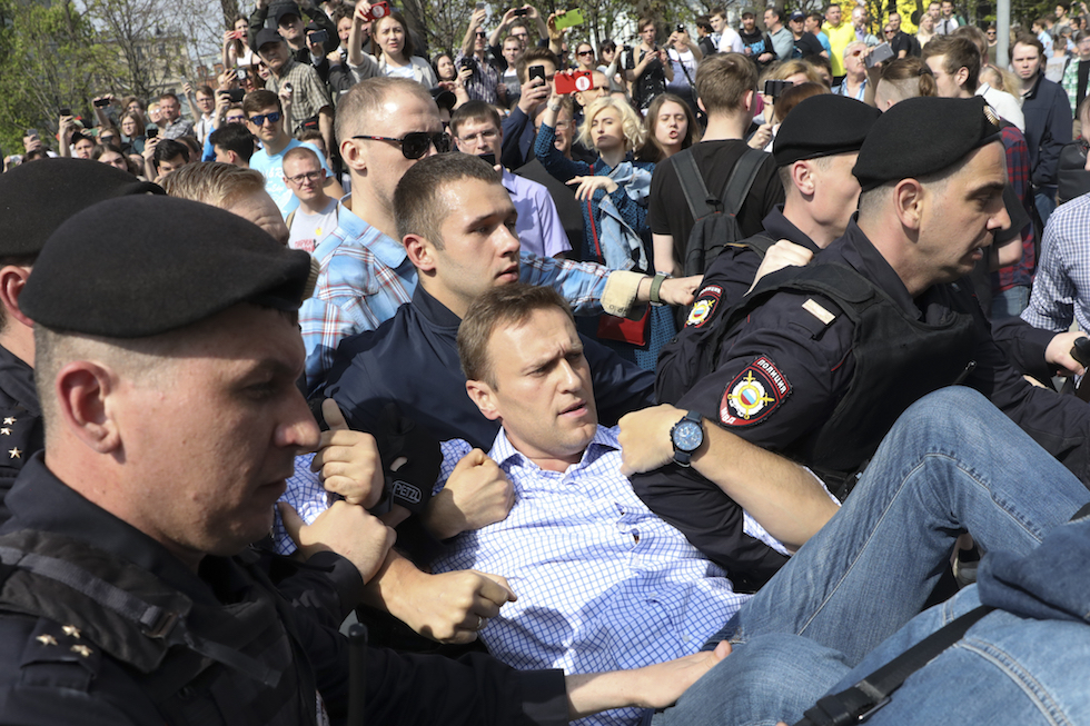 Alexei Navalny portato via dalla polizia. Mosca, 5 maggio 

(AP Photo)