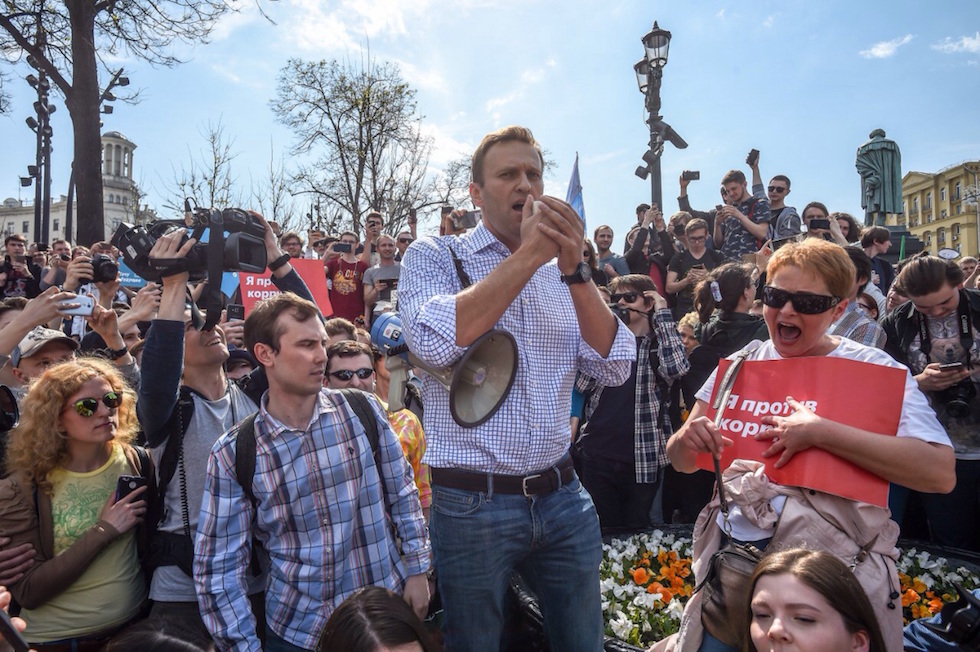 Alexei Navalny durante una manifestazione anti-Putin a Mosca, 5 maggio

(AP Photo/Dmitry Serebryakov)