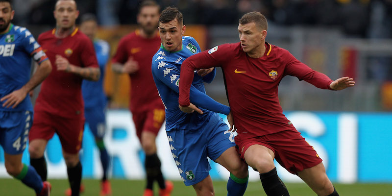 Pol Lirola e Edin Dzeko nella partita di andata tra Roma e Sassuolo (Paolo Bruno/Getty Images)