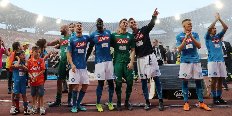 I giocatori del Napoli salutano il pubblico dopo l'ultima partita di campionato (Francesco Pecoraro/Getty Images)