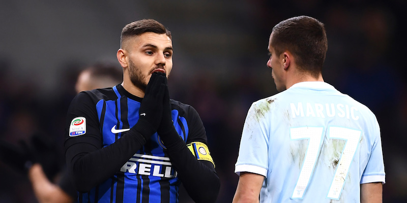 Mauro Icardi e Adam Marusic nella partita di andata fra Inter e Lazio (MARCO BERTORELLO/AFP/Getty Images)