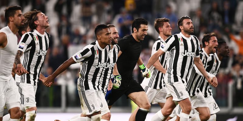 I giocatori della Juventus festeggiano la vittoria contro il Bologna nell'ultima giornata di campionato (MARCO BERTORELLO/AFP/Getty Images)