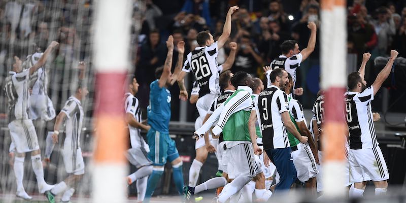 I giocatori della Juventus festeggiano la vittoria dello Scudetto allo Stadio Olimpico di Roma (FILIPPO MONTEFORTE/AFP/Getty Images)