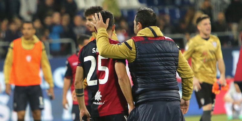 I giocatori del Cagliari dopo la sconfitta contro la Roma (Enrico Locci/Getty Images)