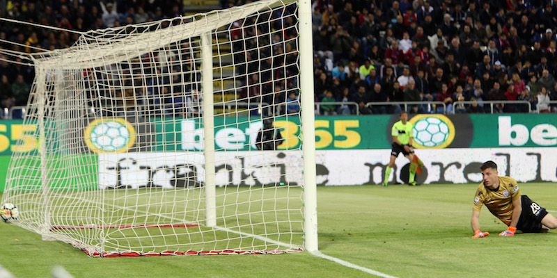Alessio Cragno, portiere del Cagliari, a terra dopo il gol di Cengiz Under (Enrico Locci/Getty Images)