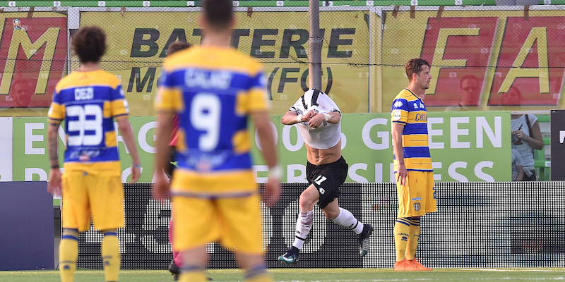 Gabriele Moncini esulta per il gol della vittoria del Cesena contro il Parma (Giuseppe Bellini/Getty Images)