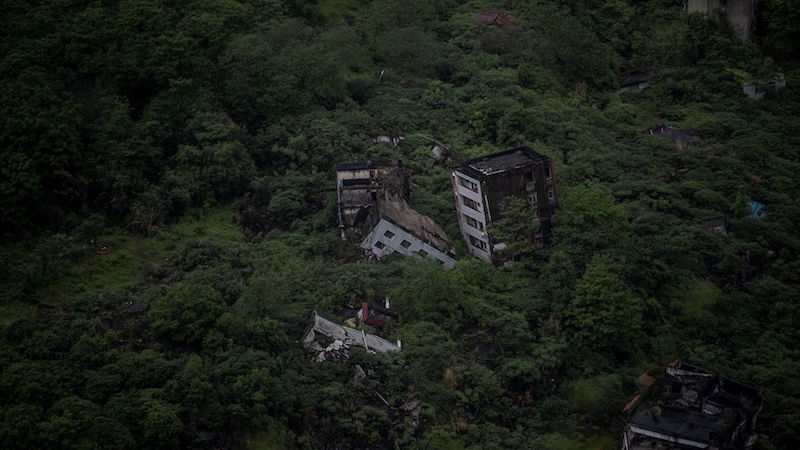 Case e palazzi distrutti dal terremoto del 2008, a Beichuan, in una foto del 24 aprile 2018 (JOHANNES EISELE/AFP/Getty Images)