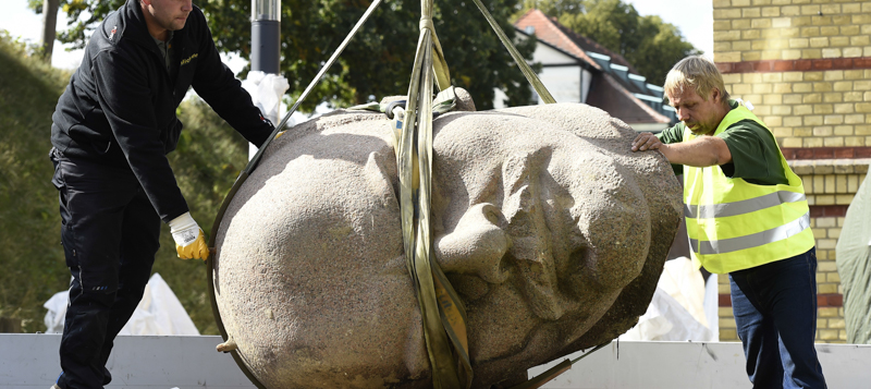 La testa di una statua di Lenin ritrovata sepolta in un bosco fuori Berlino nel 2015. (TOBIAS SCHWARZ/AFP/Getty Images)