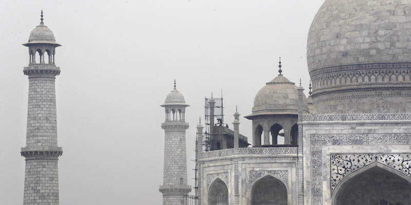La pulizia del Taj Mahal, ad Agra, in India, il 5 dicembre 2017 (AP Photo/Manish Swarup)