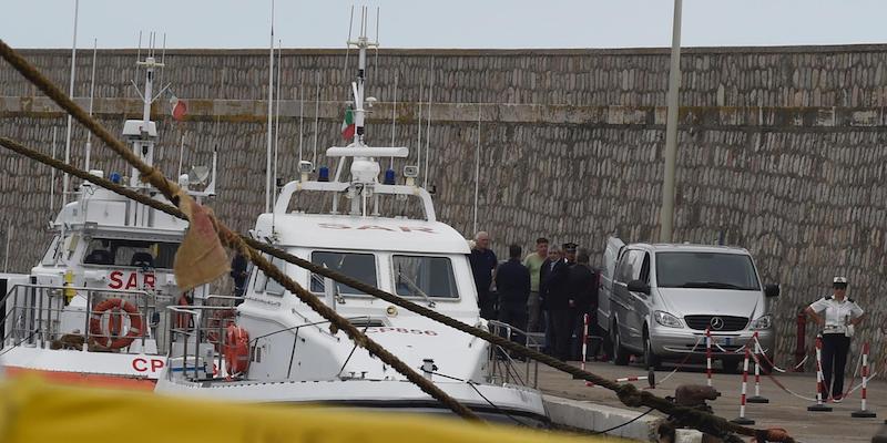 L'arrivo nel porto di Terracina dei due corpi ritrovati in mare il 5 maggio 2018 (ANSA/ STRINGER)