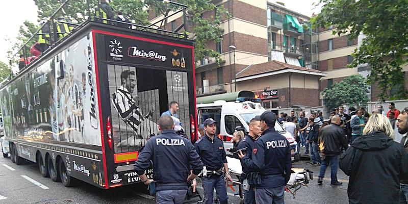 Alcuni poliziotti vicino al tir dei tifosi della Juventus rimasto incastrato nei cavi elettrici del tram, 19 maggio 2018 (ANSA/IRENE FAMA')