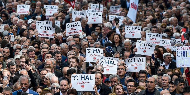 Manifestanti durante una protesta convocata dal CHP a Istanbul (YASIN AKGUL/AFP/Getty Images)
