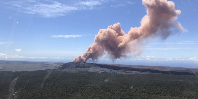 L'eruzione del vulcano Kilauea, alle Hawaii (U.S. Geological Survey, Kevan Kamibayashi via AP)