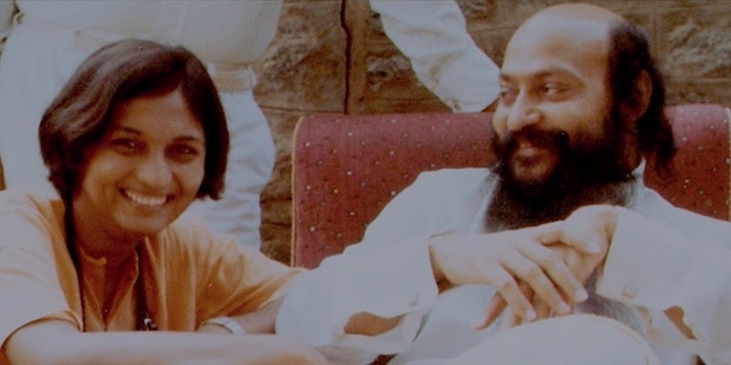 Ma Anand Sheela e Osho in una scena di "Wild Wild Country" (Netflix)