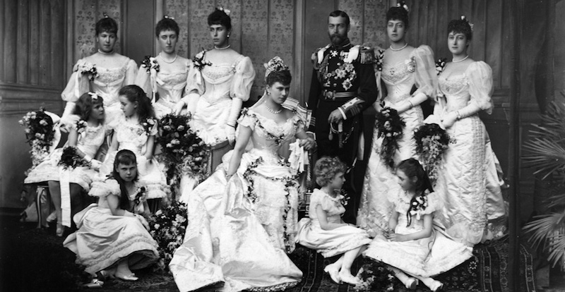Il futuro Giorgio V insieme alla moglie Mary di Teck il giorno del loro matrimonio a Buckingham Palace, 6 luglio 1893. (W. & D. Downey/Getty Images)