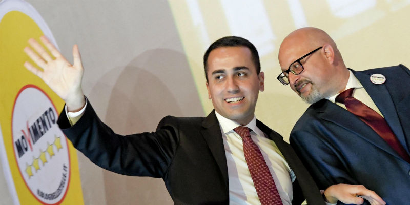 Il capo politico del Movimento 5 Stelle Luigi Di Maio con il nuovo sindaco di Avellino Vincenzo Ciampi (ANSA / CIRO FUSCO)