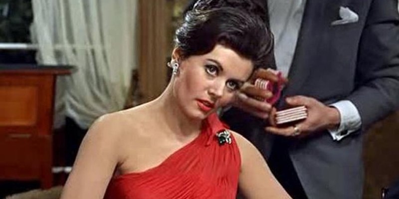 Eunice Gayson in "Agente 007 - Licenza di uccidere" (1962)