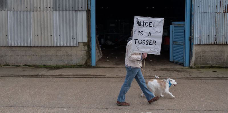 Un uomo partecipa a una manifestazione pro europea per protestare contro gli accordi sulla pesca nel negoziati di Brexit, Whitstable, Regno Unito, 8 aprile 2018. Nel cartello si legge "Nigel Farage è un coglione" (Chris J Ratcliffe/Getty Images)