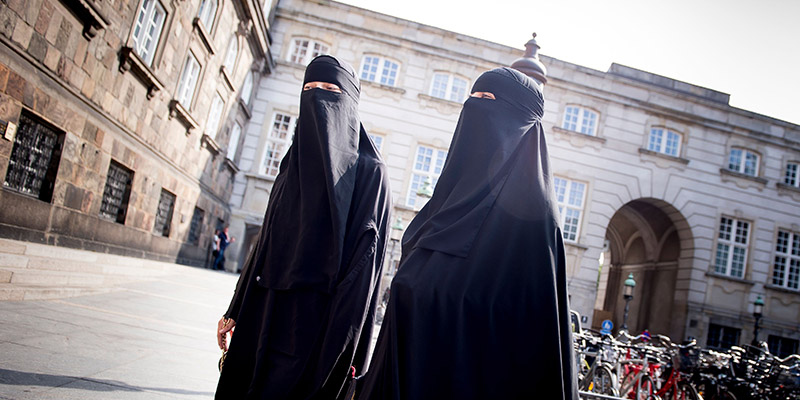 Donne che indossano il niqab davanti al parlamento della Danimarca, Copenhagen, 31 maggio 2018
(MADS CLAUS RASMUSSEN/AFP/Getty Images)