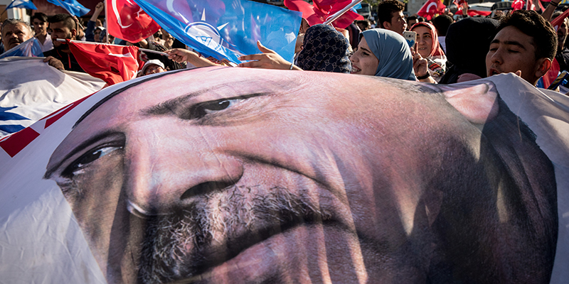 Una bandiera con il viso di Recep Tayyip Erdoğan durante un evento della campagna elettorale, Istanbul, 19 giugno 2018 (Chris McGrath/Getty Images)