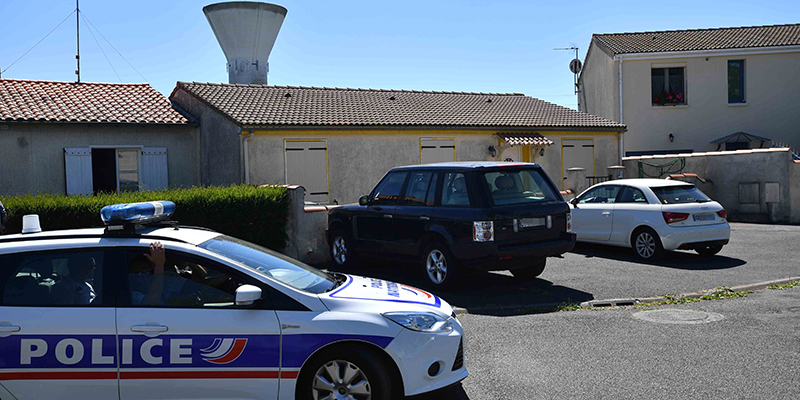 Una macchina della polizia a Tonnay-Charente, comune nella regione della Nuova Aquitania, fuori dalla casa di Guy S., considerato il capo di AFO, 25 giugno 2018 (XAVIER LEOTY/AFP/Getty Images)