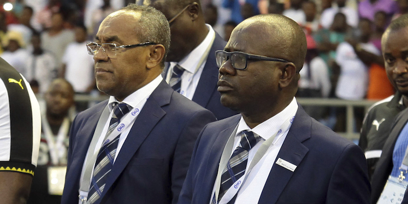 Il presidente della Ghana Football Association Kwasi Nyantakyi, a destra, insieme al presidente della Confederation of African Football Ahmad Ahmad, il 24 settembre 2017 (AP Photo/Christian Thompson)