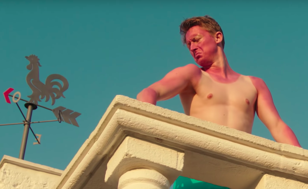 La canzone di Colapesce per convincere i danesi a usare la crema solare