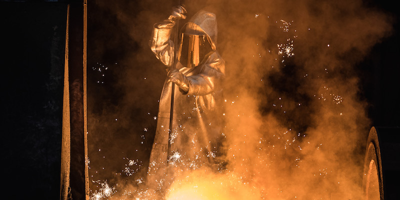 Un operaio al lavoro nell'acciaieria Thyssenkrupp di Duisburg, in Germania, il 17 gennaio 2018 (Lukas Schulze/Getty Images)