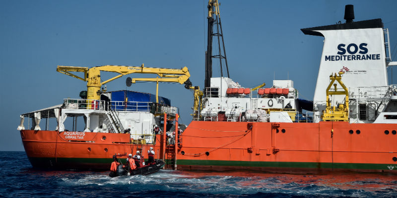 Membri delle ong SOS Mediterranée e Medici Senza Frontiere vicino alla nave Aquarius durante un'operazione di salvataggio al largo della Libia, il primo maggio 2018 (LOUISA GOULIAMAKI/AFP/Getty Images)