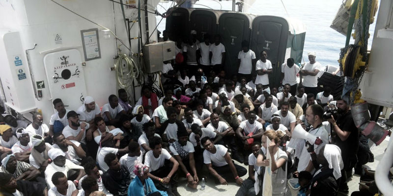 Migranti a bordo della nave Aquarius, attualmente ferma a 35 miglia dall'Italia e 27 miglia da Malta (Ansa/Karpov/SOS Mediterranee)