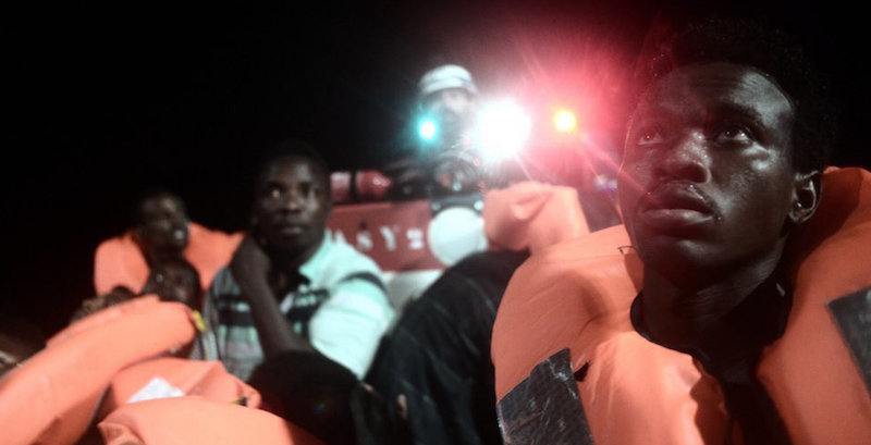 Migranti a bordo della Aquarius, lunedì 11 giugno (Kenny Karpov/SOS Mediterranee via AP)