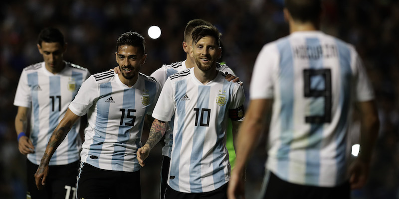 Lionel Messi festeggiato dai compagni dopo il gol segnato in amichevole a Haiti alla Bombonera di Buenos Aires (ALEJANDRO PAGNI/AFP/Getty Images)