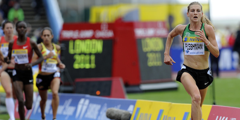 L'ex atleta americana Lauren Fleshman durante i 5000 metri piani, il 6 agosto 2011, allo stadio Crystal Palace di Londra; all'epoca Fleshman aveva 30 anni (AP Photo/Tom Hevezi)