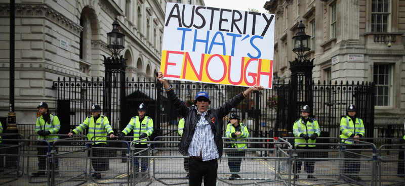 Un uomo protesta contro l'austerity davanti a Downing Sreet nel 2012. (Dan Kitwood/Getty Images)