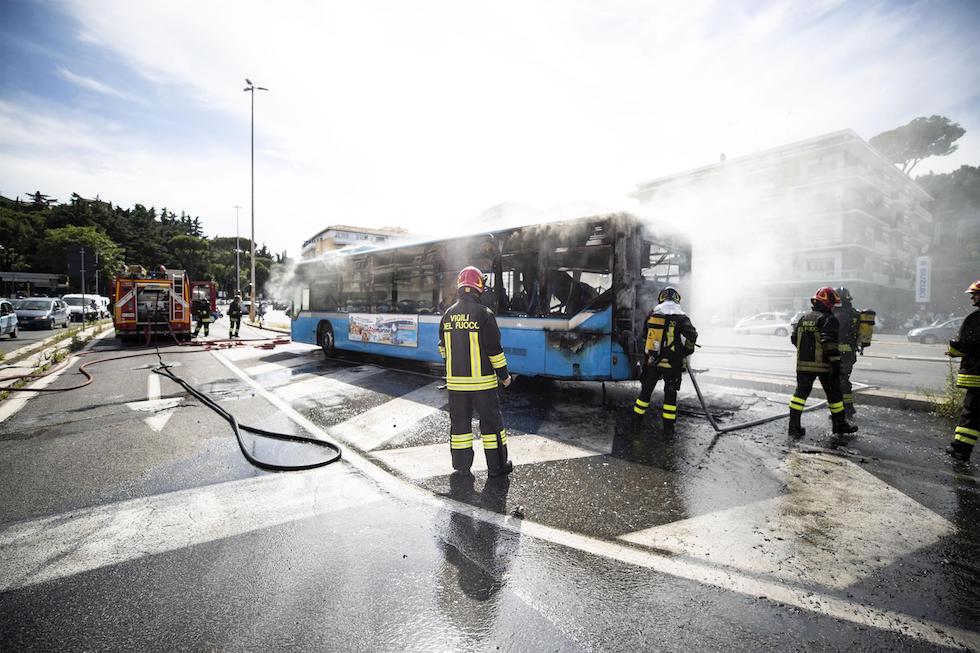 L'autobus che ha preso fuoco vicino al Vaticano, a Roma
ANSA/MASSIMO PERCOSSI