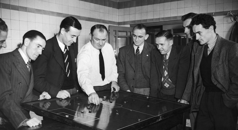 Tom Whittaker, allenatore dell’Arsenal, istruisce la squadra prima di una partita a Londra, il 31 gennaio del 1947 (Central Press/Getty Images)