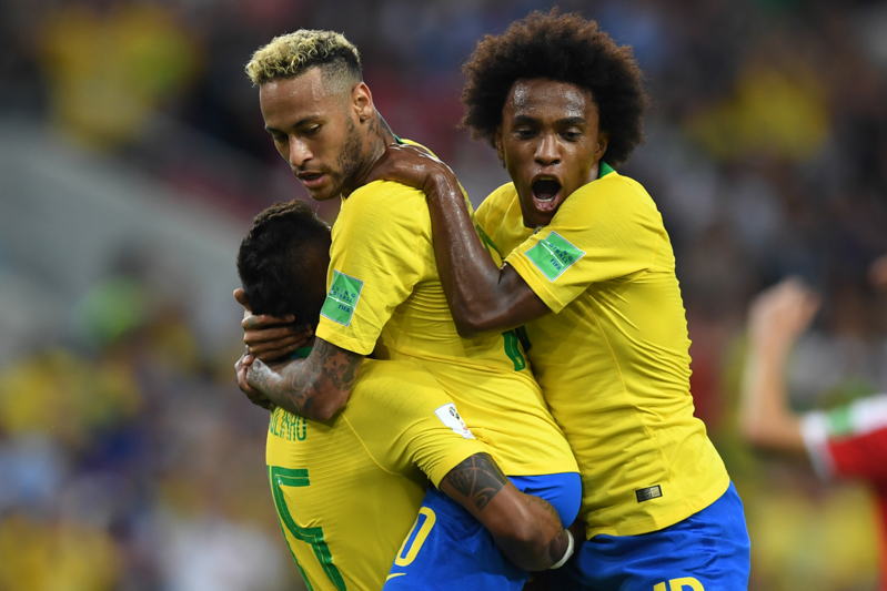 Paulinho, Neymar e Willian del Brasile. (YURI CORTEZ/AFP/Getty Images)