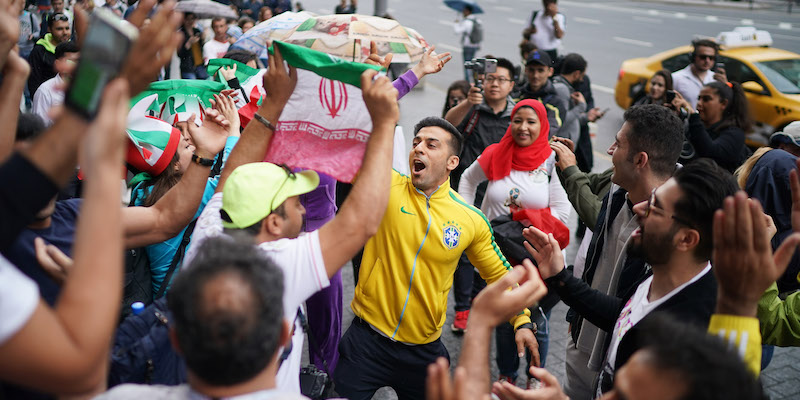 Un tifoso del Brasile in mezzo a una decina di tifosi iraniani in attesa dell'inizio dei Mondiali a Mosca (Christopher Furlong/Getty Images)