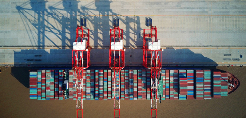 Una nave carica di container al porto di Shangai. (AFP/Getty Images)