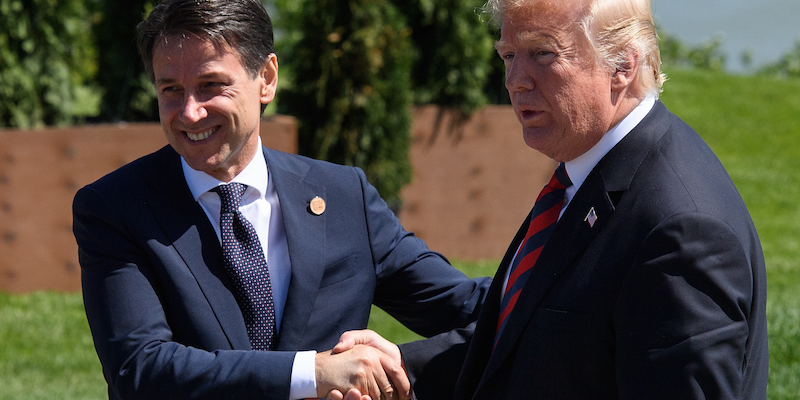 Il presidente del Consiglio Giuseppe Conte e il presidente degli Stati Uniti Donald Trump si stringono la mano a La Malbaie, in Canada, durante il G7, l'8 giugno 2018 (Leon Neal/Getty Images)