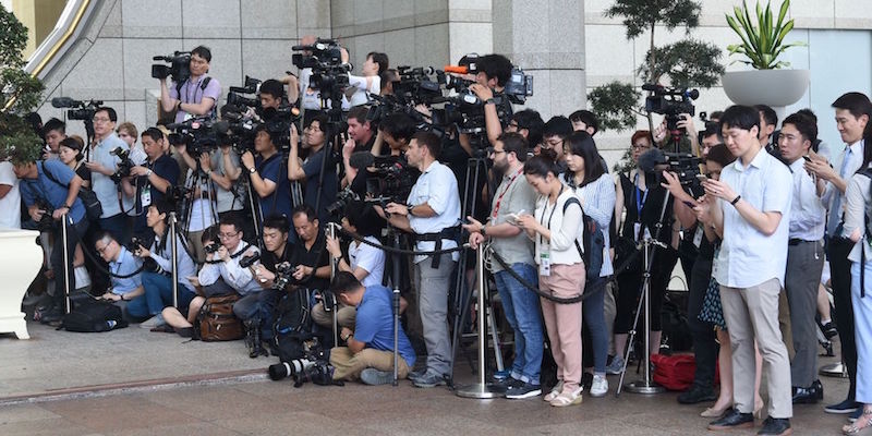Giornalisti fuori dall'hotel Ritz-Carlton di Singapore (ROSLAN RAHMAN/AFP/Getty Images)