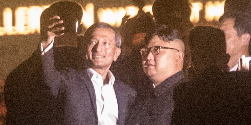 Il ministro degli Esteri di Singapore, Vivian Balakrishnan, e il dittatore nordcoreano Kim Jong-un si fanno un selfie, 11 giugno 2018 (Chris McGrath/Getty Images)