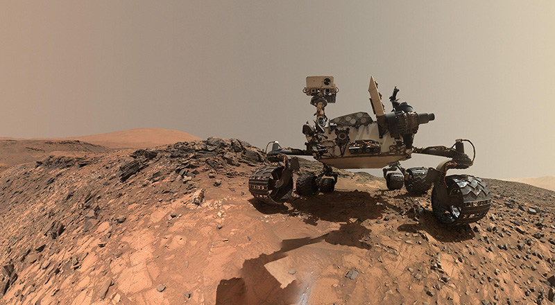 Il rover Curiosity della NASA su Marte: l'immagine è stata ottenuta combinando insieme diversi autoscatti eseguiti dal robot ( NASA/JPL-Caltech/MSSS)